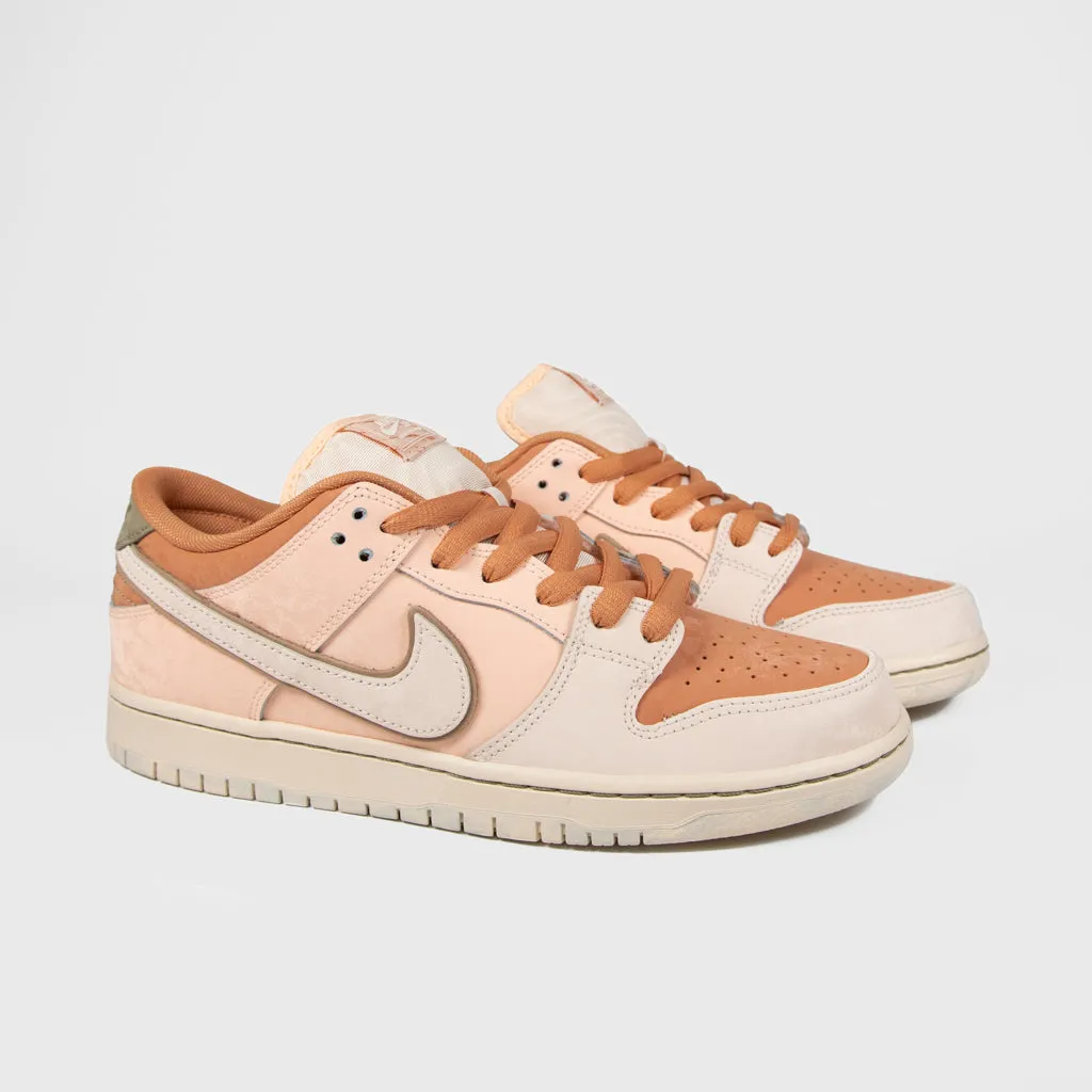 Nike SB - Dunk Low 'Trocadero' Pro Premium Shoes - Amber Brown / Guava Ice / Crimson Tint / Hemp