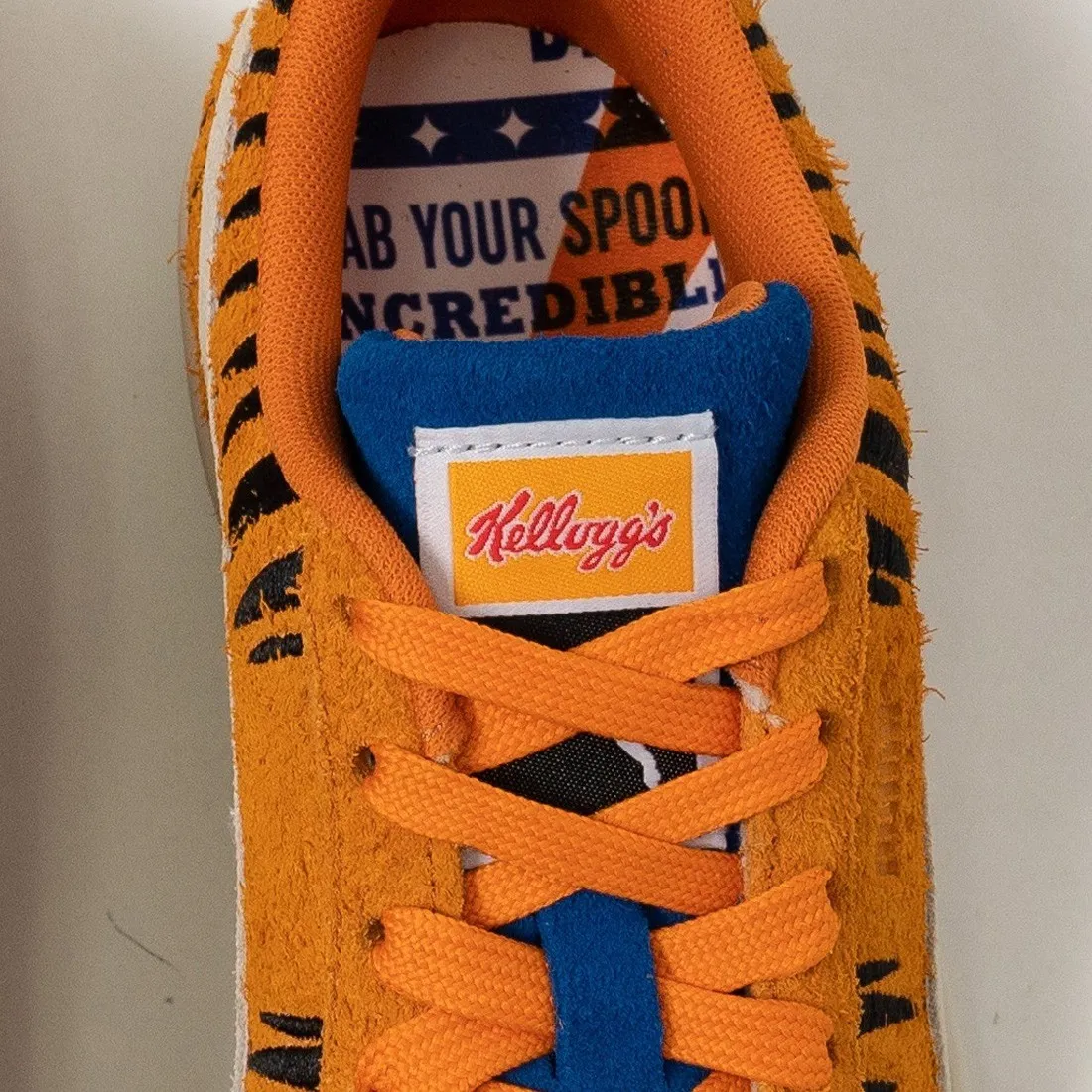 Puma X Tony the Tiger Big Kids Suede (orange / flame orange / vaporous gray)